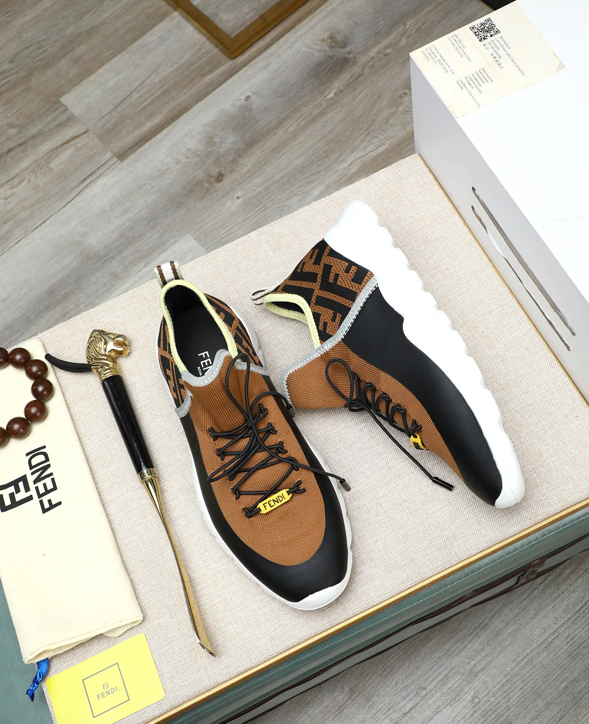 Men's Men's Shoes 💰700 Fendi Fendi's latest Tag series of men's casual mesh sports running shoes, originally purchased and developed, this Tag sports shoe is a one-leg sneaker, made of black high-tech mesh material with gray neoprene details. Oversized FENDI lettering on the side and translucent rubber details. Light and flexible rubber running shoe soles, beautifully packaged at the delivery counter, customized breathable lining, original molded foam rubber outsole, sole thickness: 3.5CM! Size: 39-44 (customized at 38.45.46)